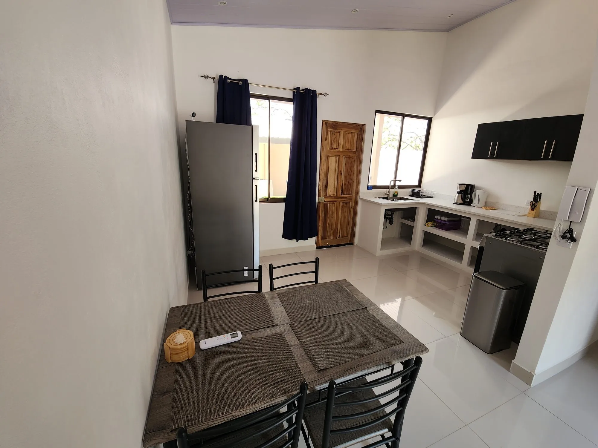 Cocina y comedor terminados, con muebles instalados