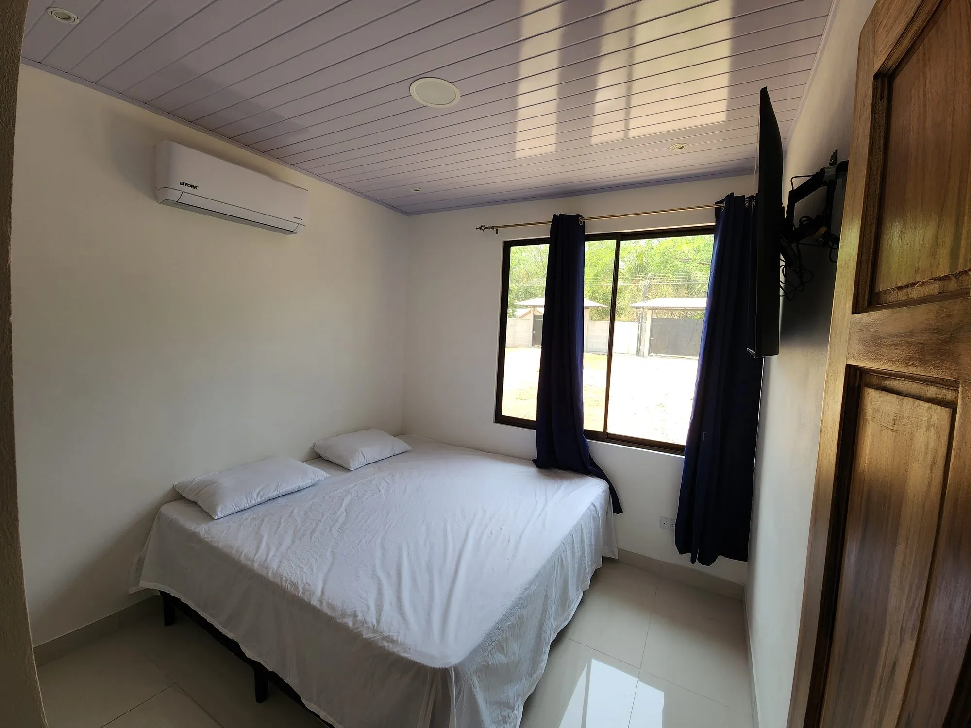 Dormitorio terminado, con piso de porcelanato y aire acondicionado
