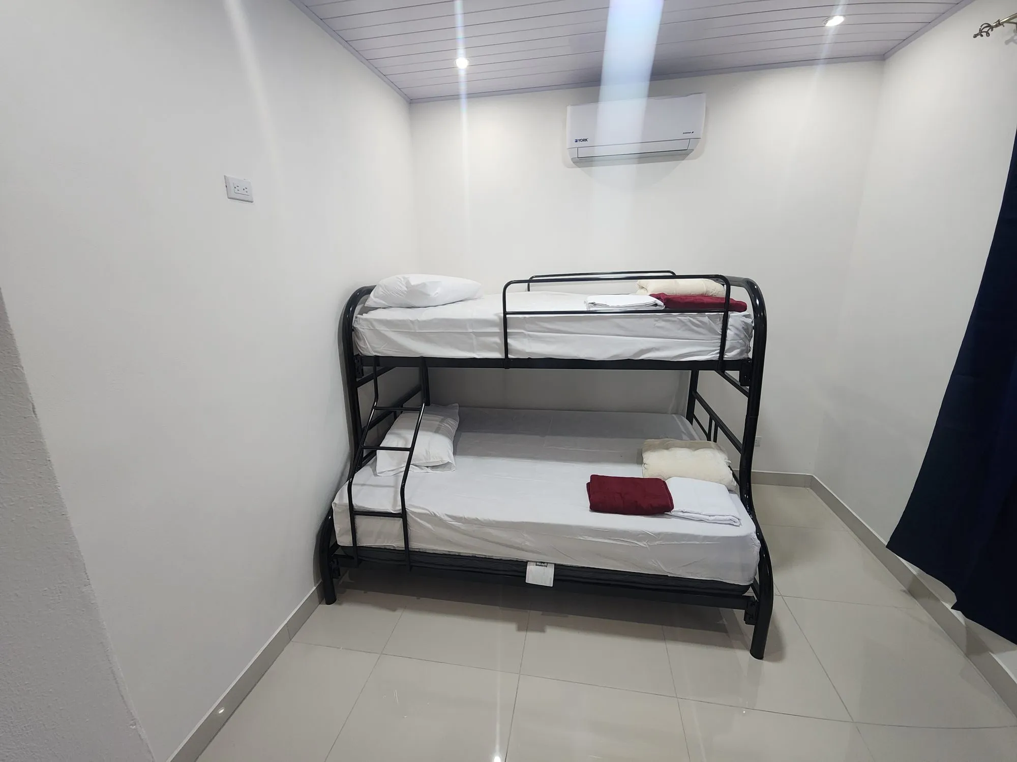 Dormitorio terminado con camarote y piso de porcelanato