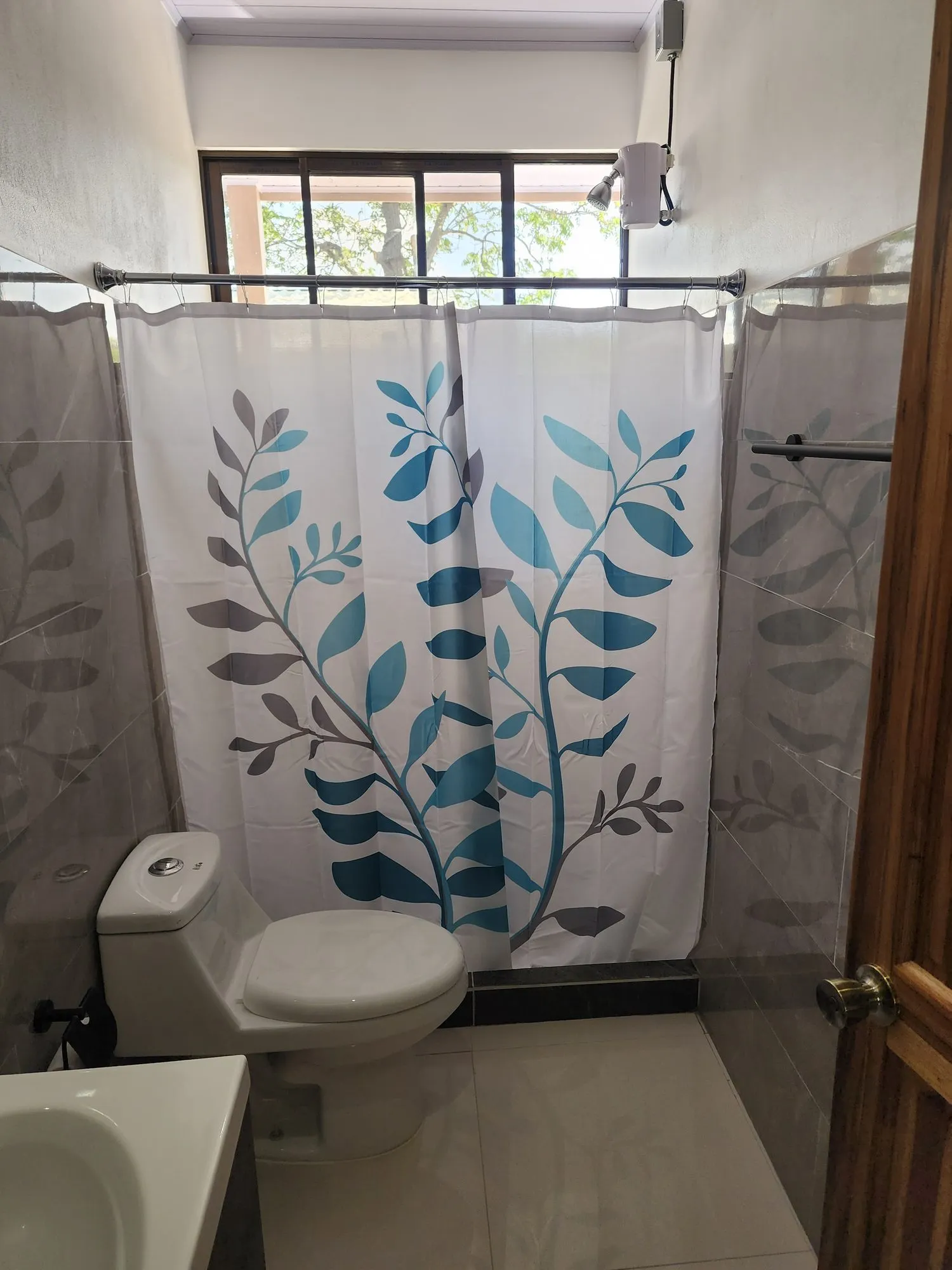 Baño terminado con enchape y accesorios instalados
