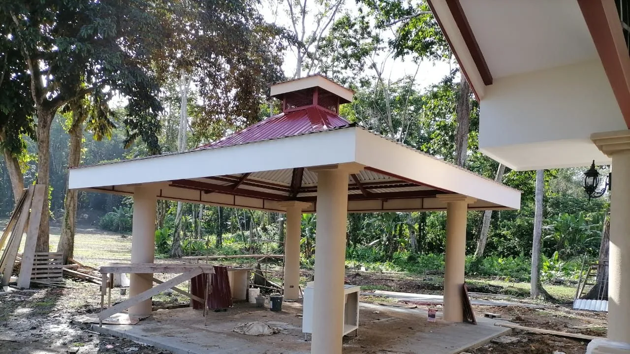 Rancho techado construido junto a la casa