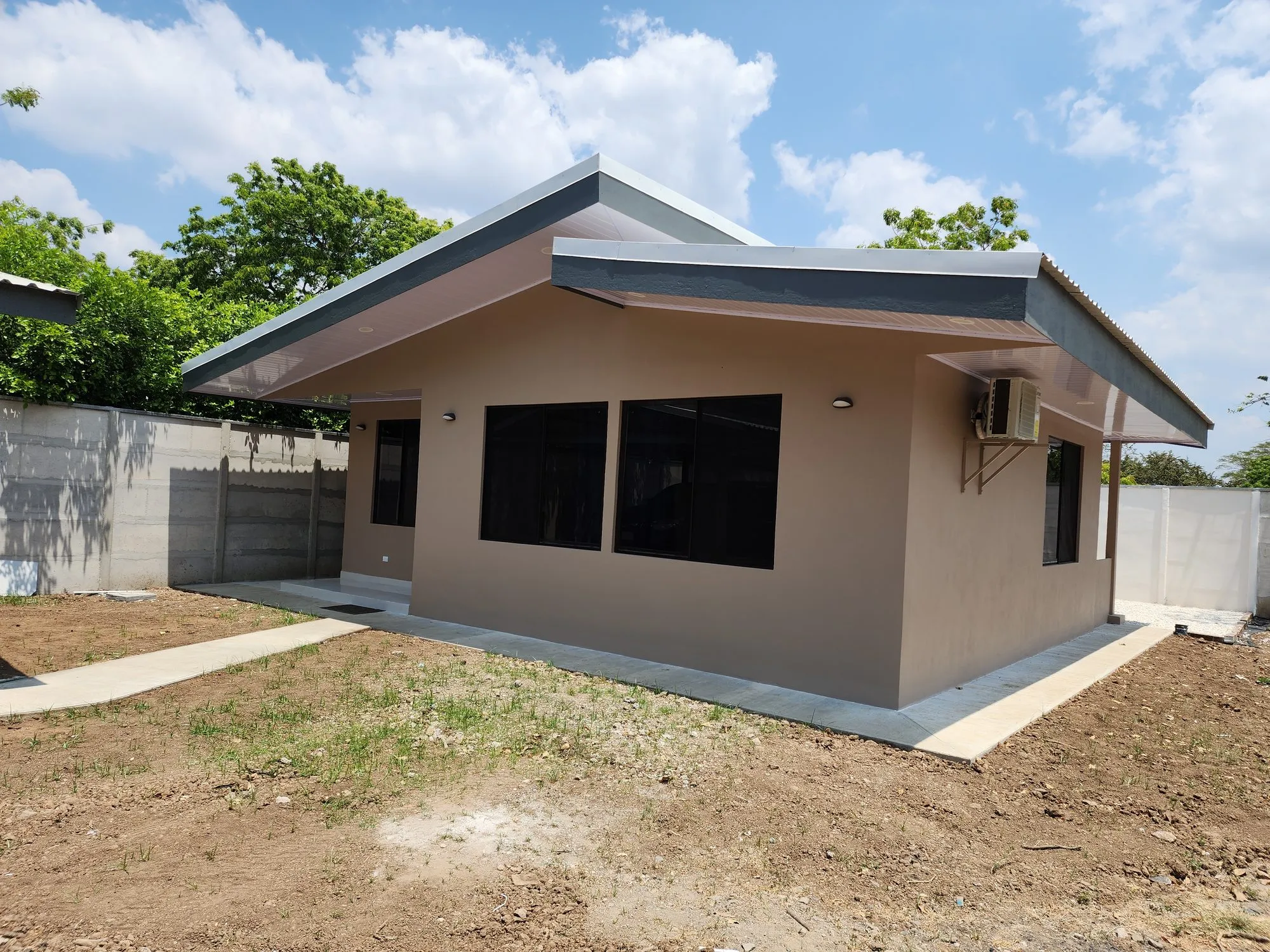 Casa nueva terminada en Guanacaste, vista de la fachada