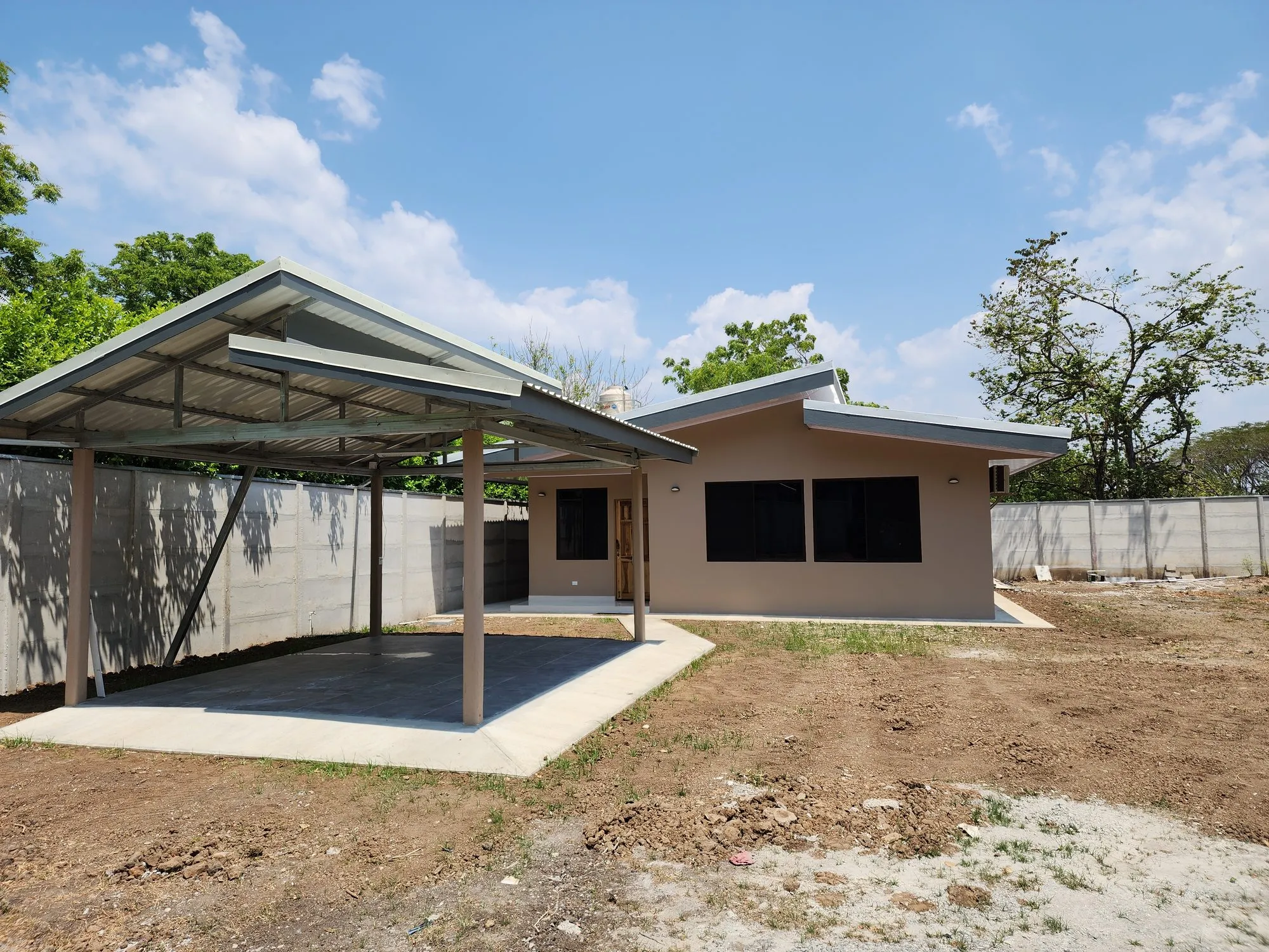 Casa terminada con rancho techado al costado