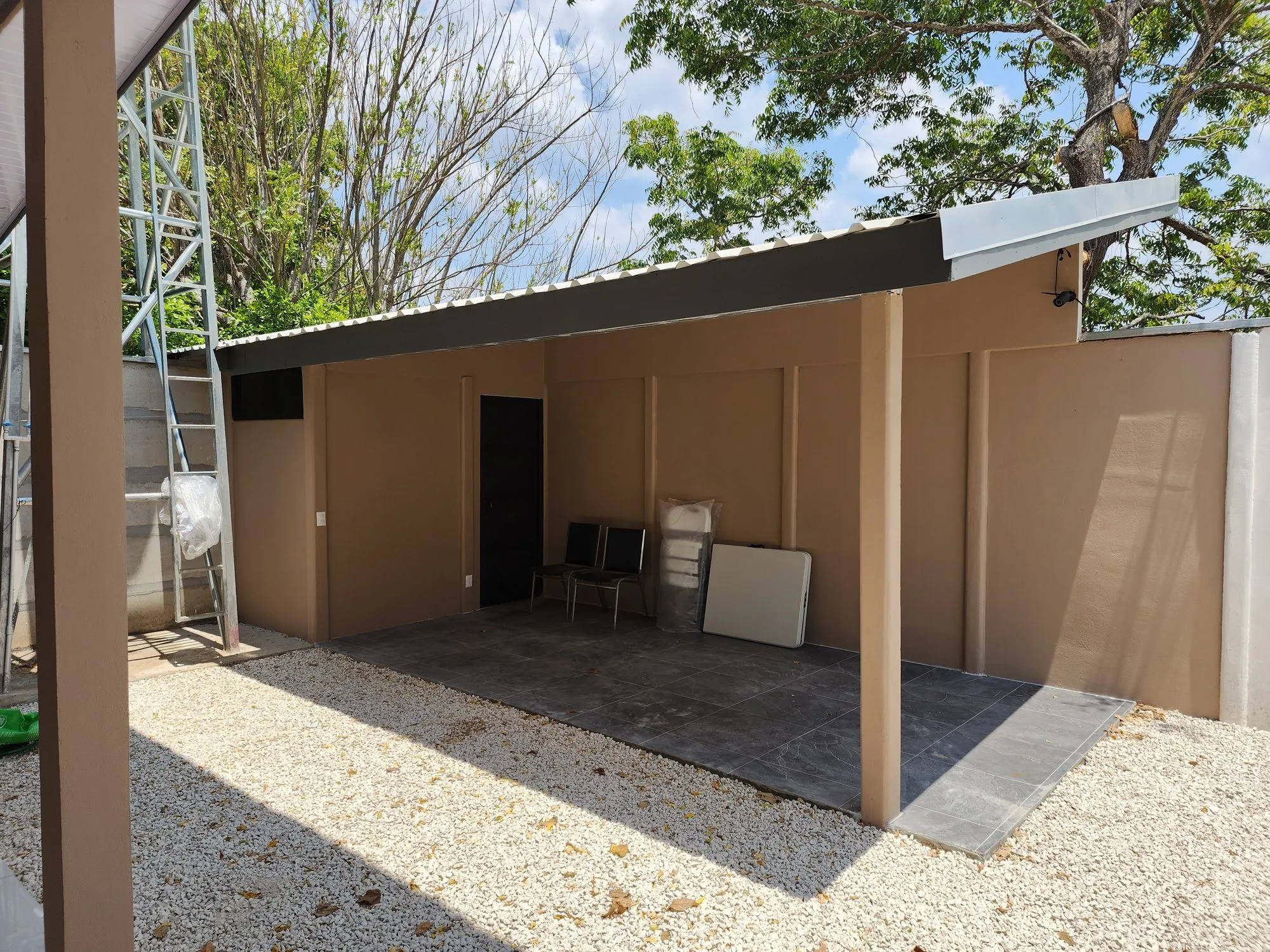 Terraza techada de la casa, terminada