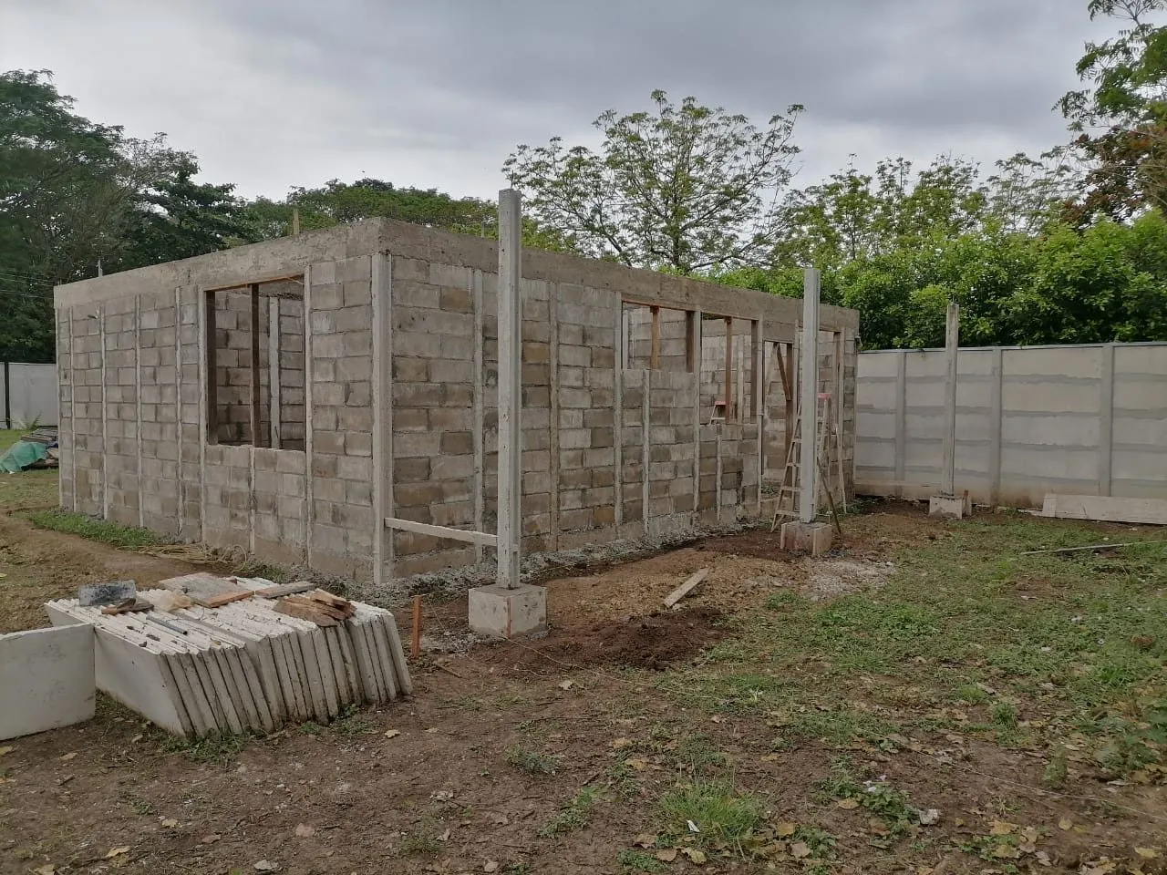 Paredes de bloque levantadas, con los vanos de ventanas marcados