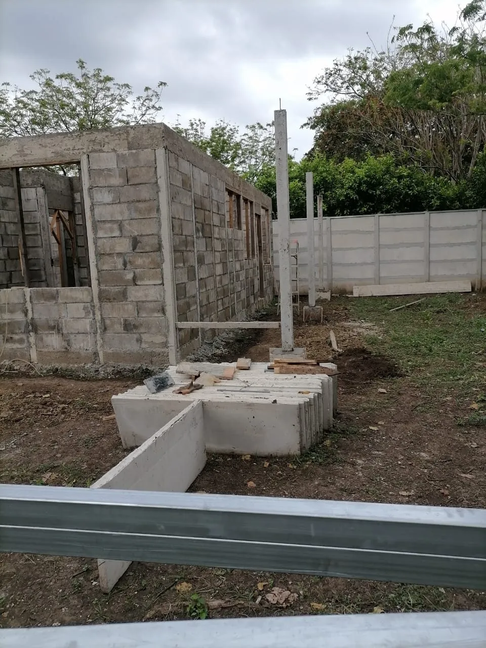 Avance de las paredes de bloque y columnas de refuerzo