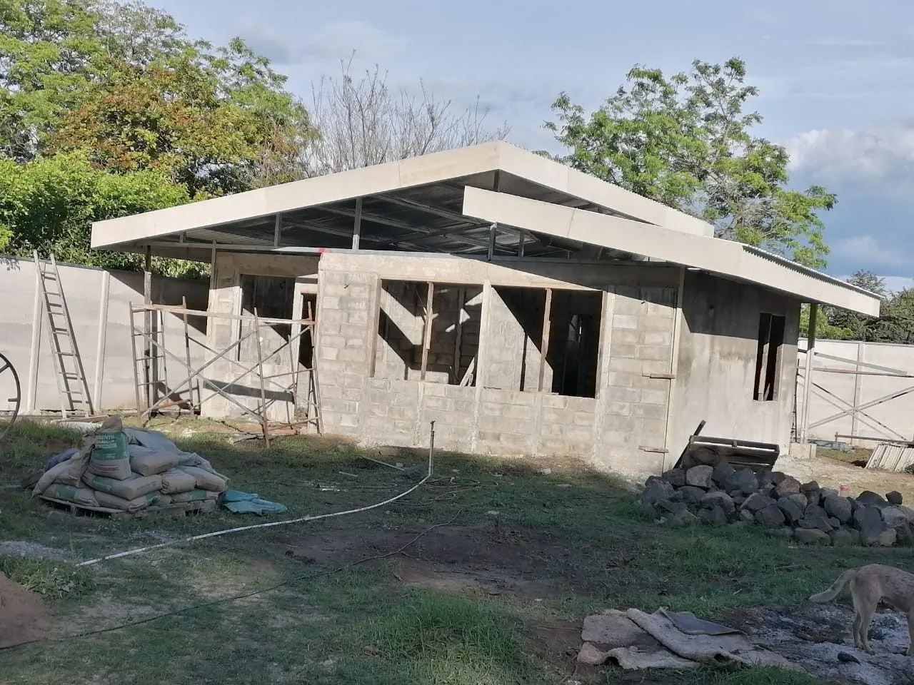 La casa con la estructura de techo colocada, antes de los acabados