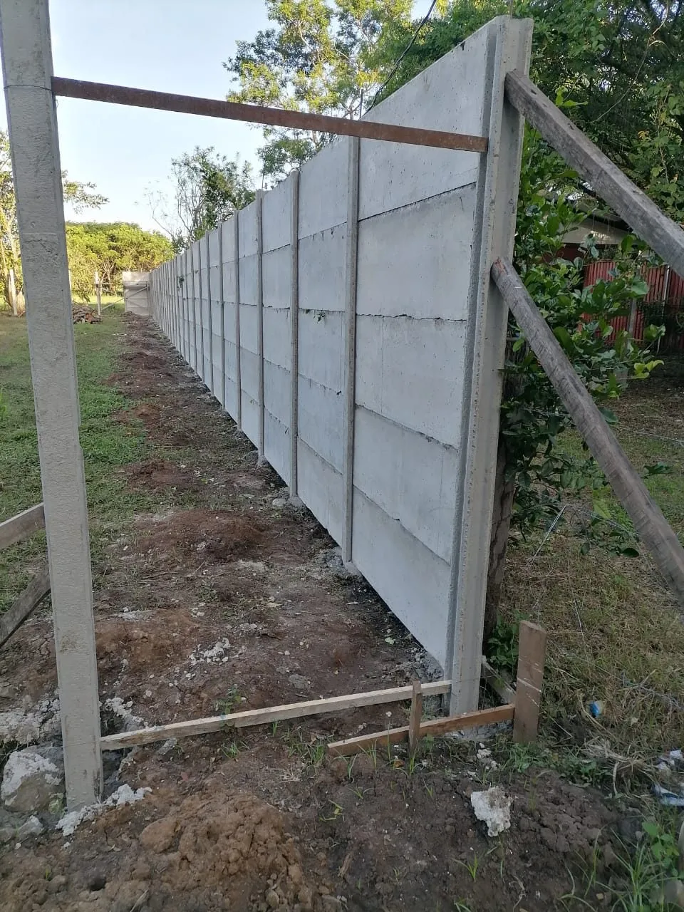 Instalación de los paneles de concreto de la tapia perimetral