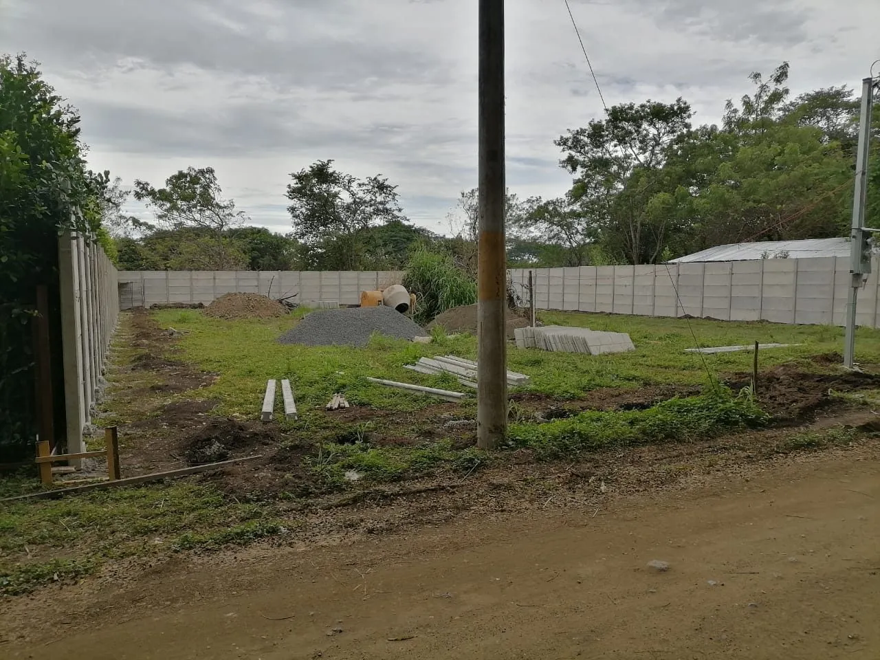 El terreno antes de empezar, con el cerramiento viejo