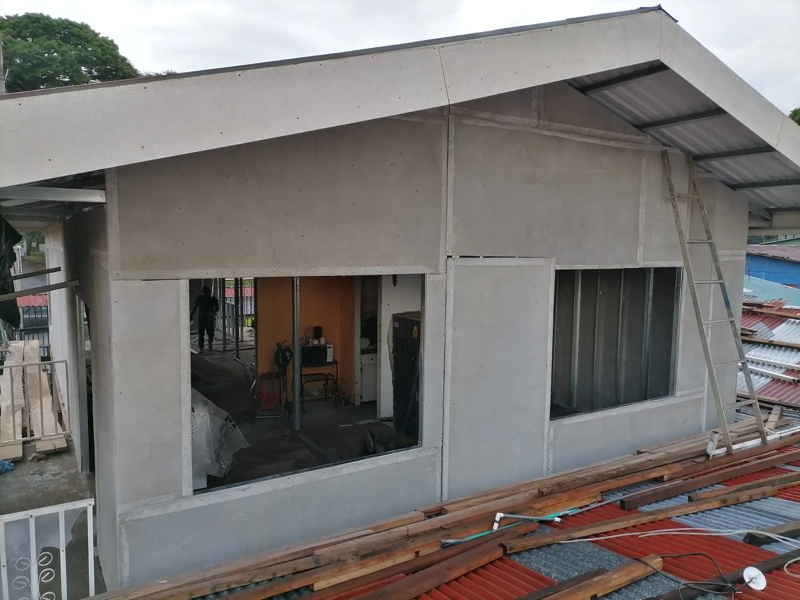 La casa destechada durante la remodelación
