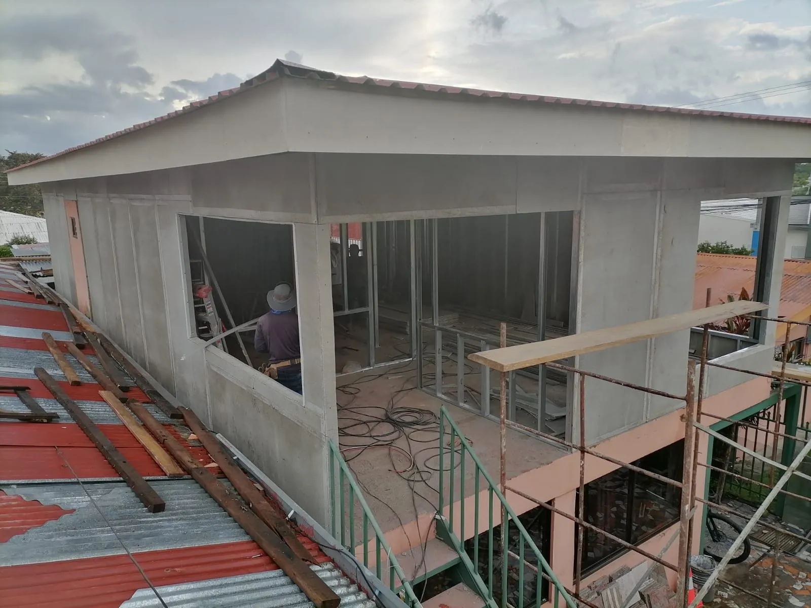 La casa durante la remodelación, con la estructura al descubierto