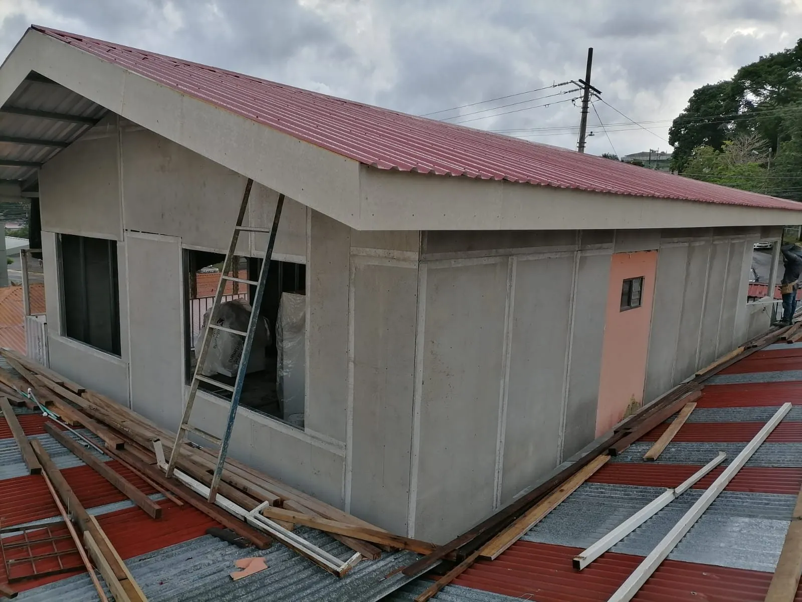 El techo nuevo instalado sobre la estructura