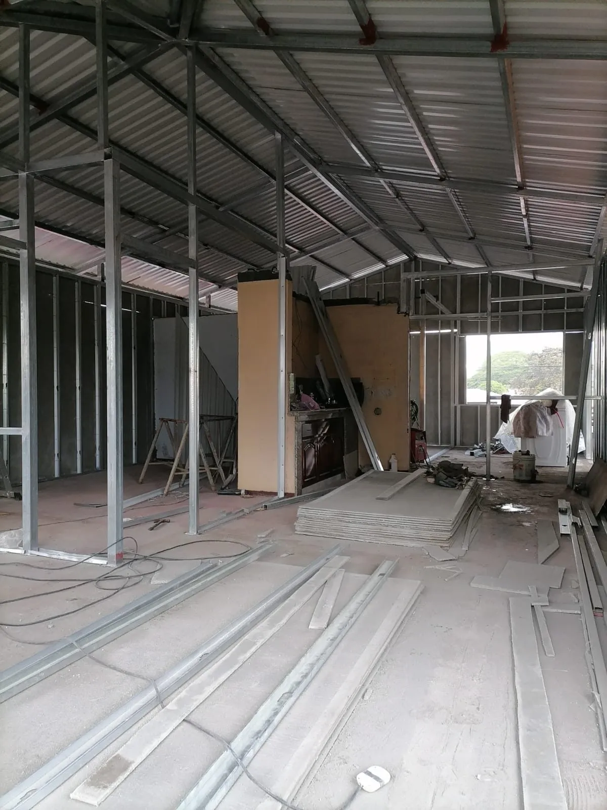 Interior con la estructura metálica nueva, antes de cerrar paredes