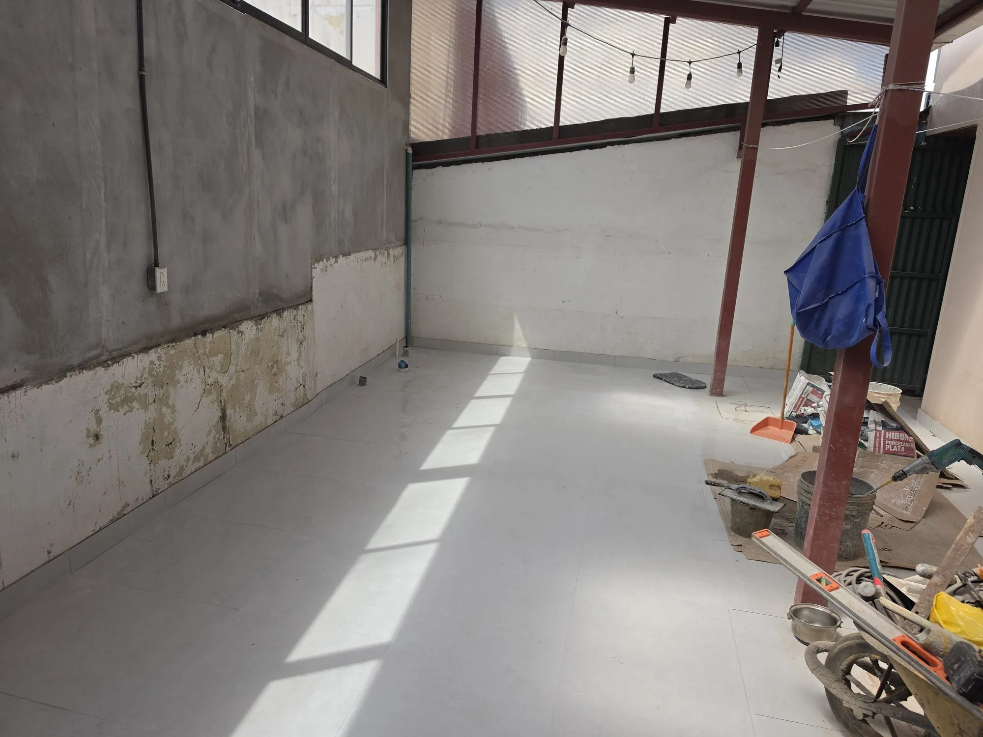 El patio antes de los acabados, con el repello dañado en las paredes