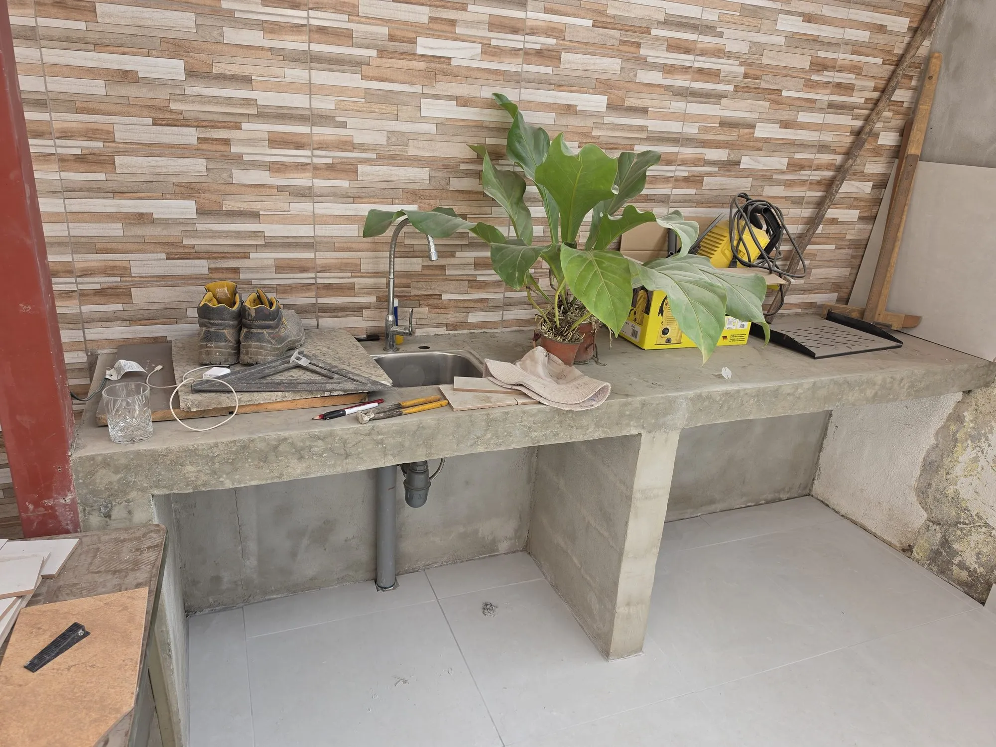 Construcción de la pila de concreto y el enchape de la pared