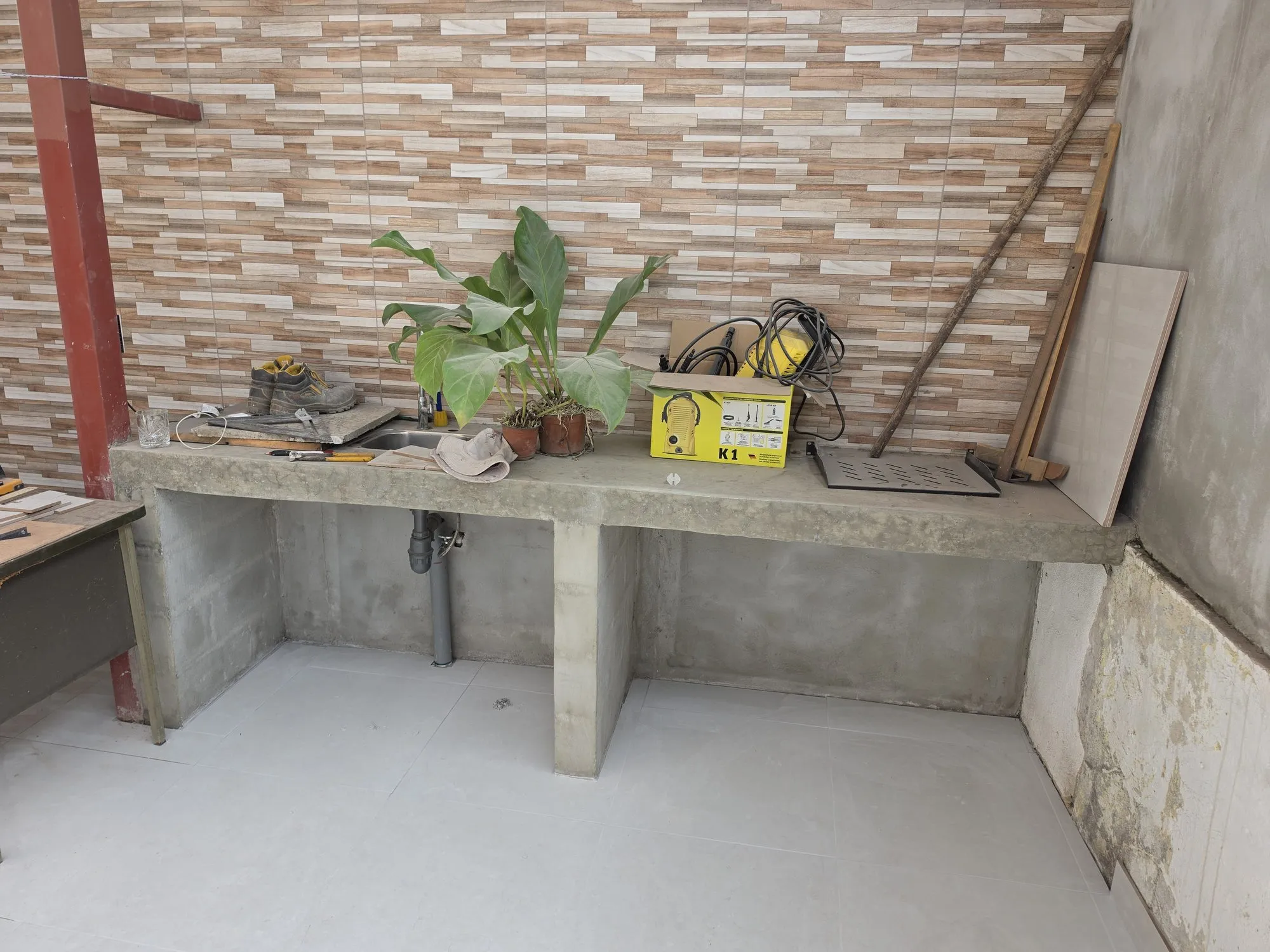La pila de concreto tomando forma, con el enchape instalado