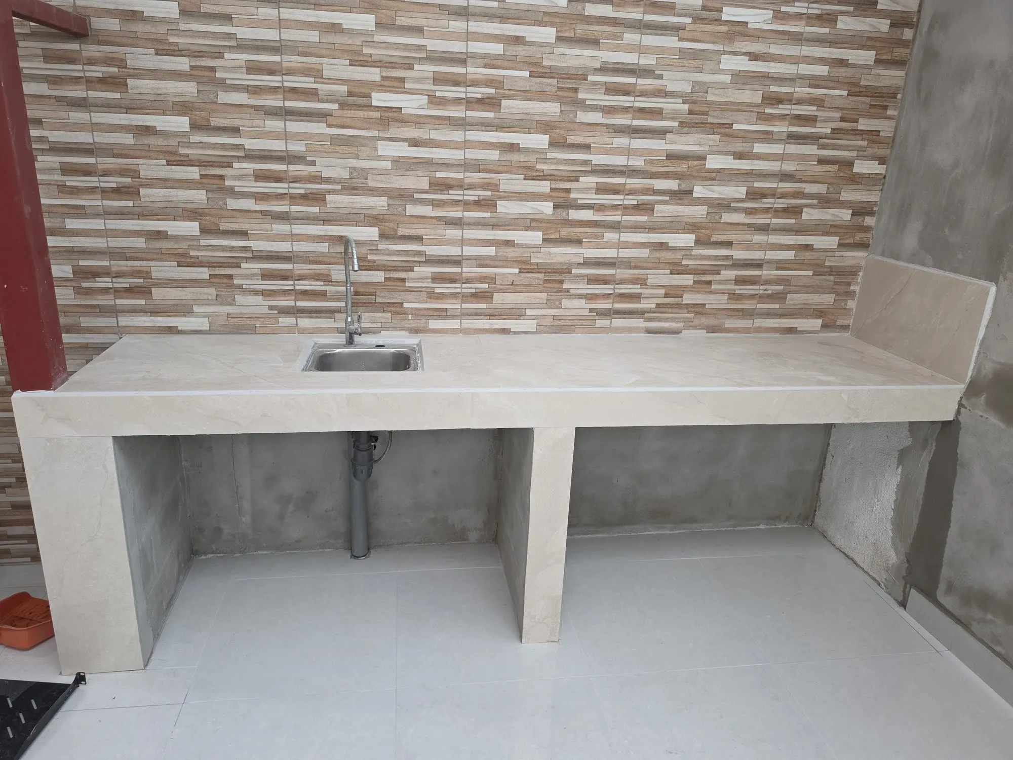 Pila de concreto terminada, con el enchape y la grifería instalados