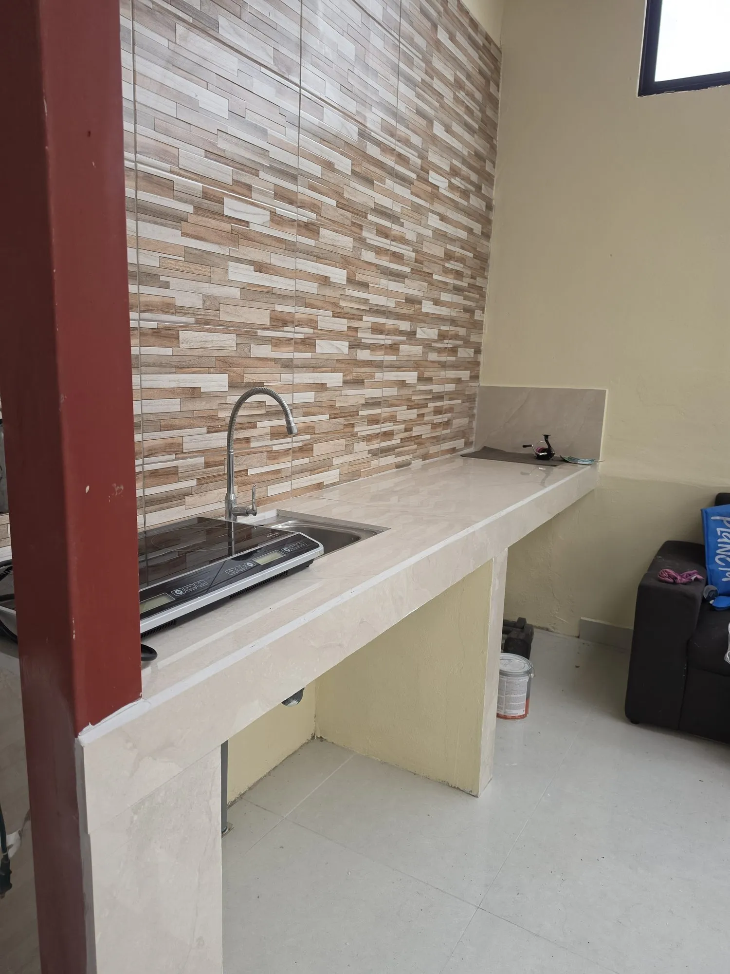 La pila terminada y la pared pintada, ya en uso